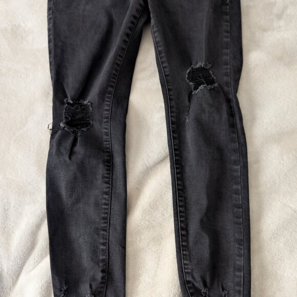 3/$30 Rockstar skinny jeans in black - Picture 2 of 6